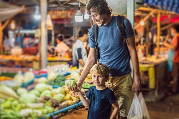 Táta a syn jsou turisté na Walking street asijský potravinový trh — Stock fotografie