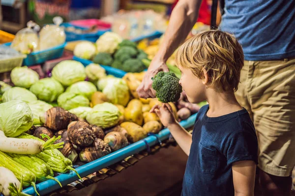 Vader en zoon zijn toeristen op Walking street Aziatisch voedselmarkt — Stockfoto