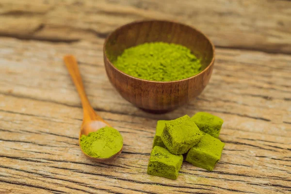 Bubuk korek api dan permen yang terbuat dari matcha pada latar belakang kayu. Matcha Buatan sendiri — Stok Foto