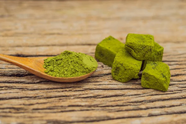 Matcha en polvo y dulces hechos de matcha sobre fondo de madera. Matcha casera — Foto de Stock