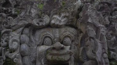 Genç bir kadın ve küçük oğlu fil Mağarası, Goa Gajah Ubud köyü Bali Adası ziyaret Slowmotion atış