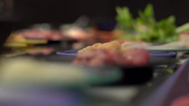 Gıda konveyör. Küçük bir tabak içinde bir konveyör taşıma gıda ile Asya tarzı kafe. Gıda israf kavramı. overeating israf kavramı