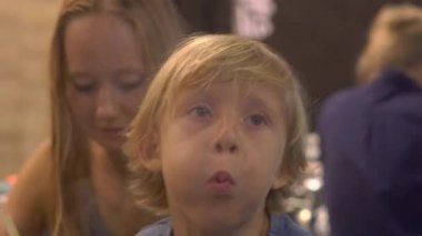 Genç kadın bir Asya kafe aşçı gıda bir güveç içinde. Yiyecek bir konveyör küçük tabaklarda servis edilir. Gıda konveyör.