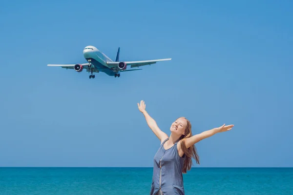 Uma jovem na praia e a aterrar aviões. Conceito de viagem — Fotografia de Stock