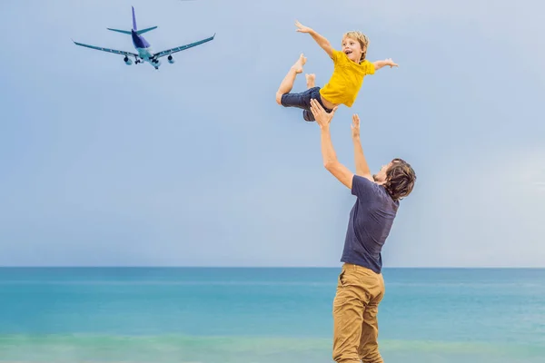 Vader Zoon Hebben Plezier Het Strand Kijken Naar Landende Vliegtuigen — Stockfoto