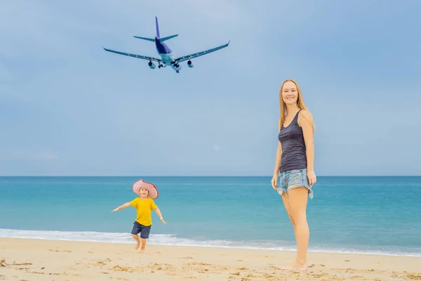 Madre Figlio Divertono Sulla Spiaggia Guardare Gli Aerei Atterraggio Viaggiare — Foto Stock