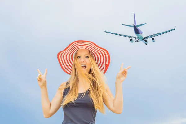 Γυναίκα διασκεδάστε στην παραλία βλέποντας τα προσγειωμένος αεροπλάνα. Ταξιδεύετε σε μια έννοια αεροπλάνο — Φωτογραφία Αρχείου
