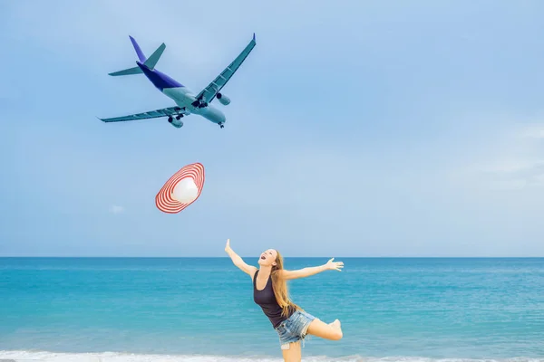 Le donne si divertono sulla spiaggia a guardare gli aerei di atterraggio. Viaggiare su un concetto di aereo — Foto Stock