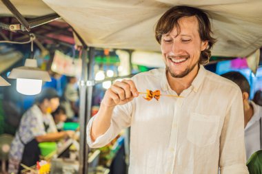 Adam turist street yürüyüş Asya gıda pazarında