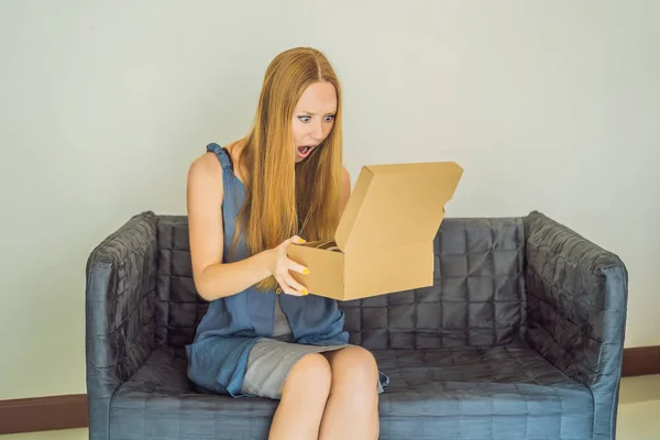 Mujer joven recibió cajas de apertura de paquetes de compras en línea y la compra de artículos de moda mediante el uso de tarjeta de crédito —  Fotos de Stock