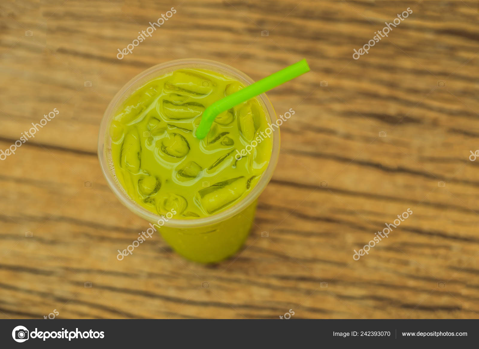 https://st4.depositphotos.com/8509220/24239/i/1600/depositphotos_242393070-stock-photo-green-tea-latte-with-ice.jpg