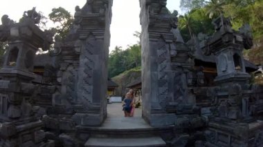 Genç bir kadın ve küçük oğlu kralların Gunnung Kawi antik mezarlar ziyaret Slowmotion atış
