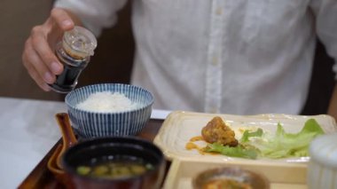 Japon-Kore kafede bir genç adam eatimg Asya gıda kadeh Slowmotion