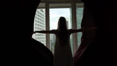 Başarılı zengin genç kadının panoramik manzaralı şehir onun evinde perdeleri açmayı Superslowmotion vurdu. Başarı kavramı. Yerine yaşam kavramı