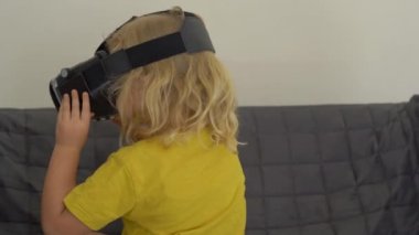 Bir sanal gerçeklik kulaklık kullanarak küçük bir kız closeup çekim. VR gözlük. VR kavramı. Çocuk ve modern teknoloji kavramı