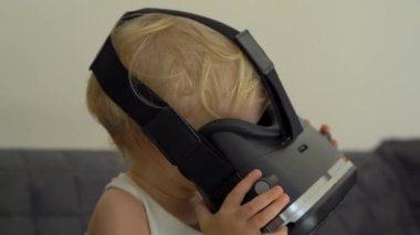 Tatlı küçük bir çocuk kullanımları bir sanal gerçeklik kulaklık vurdu. VR gözlük. VR kavramı. Çocuk ve modern teknoloji kavramı