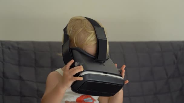 Primer plano de un niño pequeño utiliza un auricular de realidad virtual. Gafas VR. Concepto VR. Concepto de niños y tecnología moderna — Vídeos de Stock