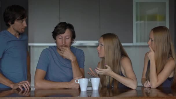 Concetto di intelligenza emotiva. Giovane coppia analizza il loro precedente litigio — Video Stock