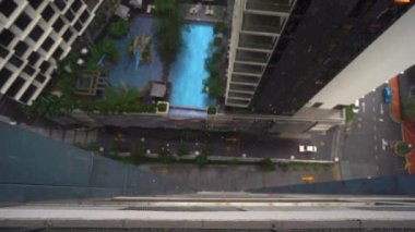 Süper ağır çekim shot bir yağmur yağan bırakır. Bir skyscrapper bir balkondan görüntülemek