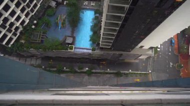 Süper ağır çekim shot bir yağmur yağan bırakır. Bir skyscrapper bir balkondan görüntülemek