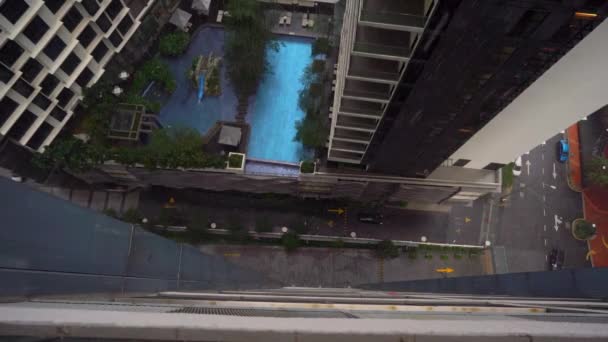 Super Slow Motion shot of a rain drops falling down. View from a balcony of a skyscrapper — Stock Video