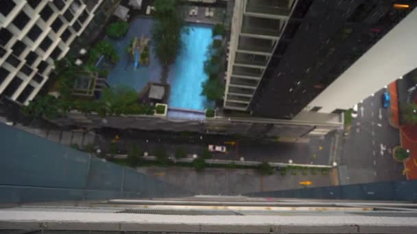 Super Slow Motion shot deszczu spada, spada w dół. Widok z balkonu skyscrapper — Wideo stockowe