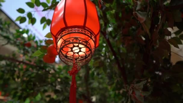 Fecho em câmera lenta de lanternas chinesas vermelhas. Conceito de ano novo lunar. Conceito de ano novo chinês — Vídeo de Stock