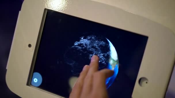 Lassú lövés egy ember, hogy megérinti a tabletta, és a modell a Föld kering. Csillagászati kiállítás — Stock videók