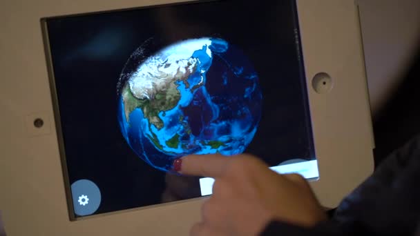Disparo en cámara lenta de un hombre que toca una tableta y orbita el modelo de una Tierra. Exposición astronómica — Vídeos de Stock