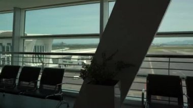 Kuala Lumpur, Malezya - 20 Kasım 2018: Pov shot bir kişinin bir Havaalanı adamcağız araba Kuala Lumpur Havaalanı ile sürüş