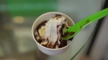 Küçük bir çocuk yemek lezzetli dondurulmuş yoğurt dondurma closeup çekim