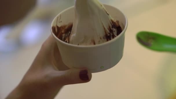 Primer plano de una joven comiendo delicioso helado de yogur congelado — Vídeos de Stock