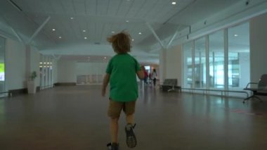 Koşmak-den geçerek beyaz oyuncak uçak elinde tutan Havaalanı Slowmotion atış küçük bir çocuk. Özgürlük kavramı. Çocukluk kavramı. Çocuklar seyahat kavramı