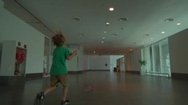 Koşmak-den geçerek beyaz oyuncak uçak elinde tutan Havaalanı Slowmotion atış küçük bir çocuk. Özgürlük kavramı. Çocukluk kavramı. Çocuklar seyahat kavramı