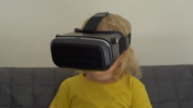 Bir sanal gerçeklik kulaklık kullanarak küçük bir kız closeup çekim. VR gözlük. VR kavramı. Çocuk ve modern teknoloji kavramı