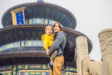 Baba ve oğul seyahat etmek tapınak cennet Pekin. Bir ana konumlar Pekin. Aile ve çocuklar Çin kavram ile seyahat