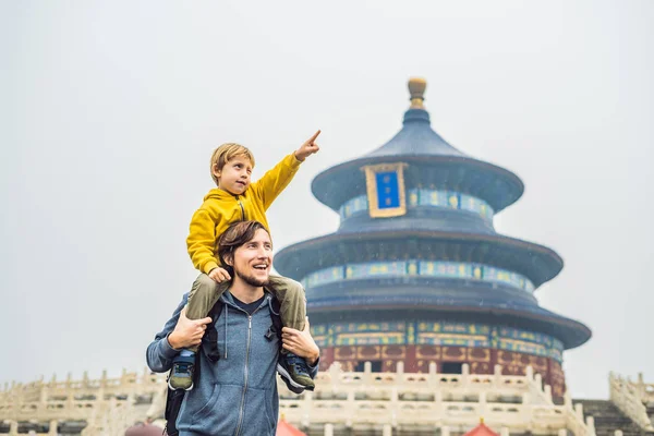 Papà e figlio viaggiatori nel Tempio del Cielo a Pechino. Una delle principali attrazioni di Pechino. Viaggiare con famiglia e bambini in Cina concetto — Foto Stock