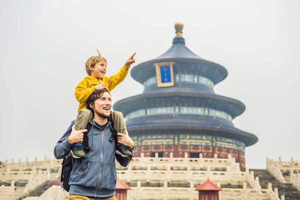 Papà e figlio viaggiatori nel Tempio del Cielo a Pechino. Una delle principali attrazioni di Pechino. Viaggiare con famiglia e bambini in Cina concetto — Foto Stock
