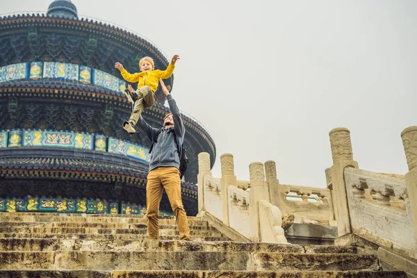 Papá e hijo viajan en el Templo del Cielo en Beijing. Uno de los principales atractivos de Beijing. Viajar con la familia y los niños en China concepto —  Fotos de Stock