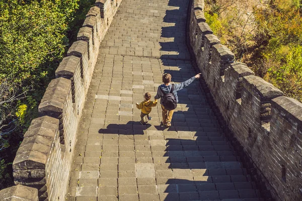 Heureux joyeux joyeux touristes papa et fils à la Grande Muraille de Chine s'amuser sur les voyages souriant rire et danser pendant le voyage de vacances en Asie. Destination chinoise. Voyager avec des enfants en Chine — Photo