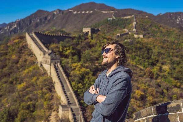 Felice allegro gioioso turista uomo alla Grande Muraglia Cinese divertirsi in viaggio sorridente e ballare durante il viaggio di vacanza in Asia. Uomo in visita e visitare la destinazione cinese — Foto Stock