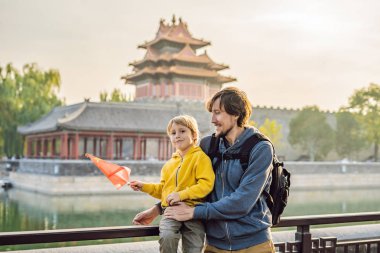 Tatil Çin'de zevk. Mutlu aile Ulusal Çin Yasak Şehir içinde bayrak. Çin'e çocuk kavramı ile seyahat. Vize ücretsiz transit 72 saat, Çin'deki 144 saat