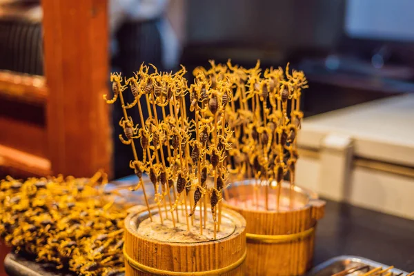 Escorpiões fritos em Wangfujing mercado noturno de Pequim, China — Fotografia de Stock