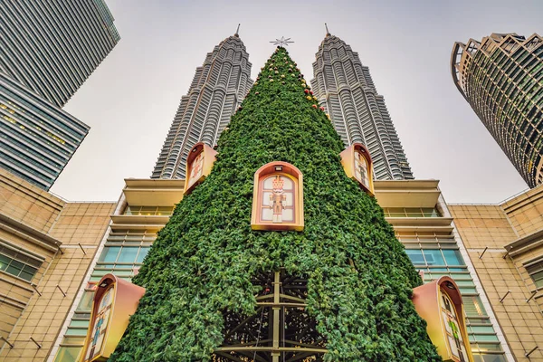 Kuala Lumpur, Maleisië, November 18, 2018: Big Christmas tree en stad skyscrappers in de tropen — Stockfoto