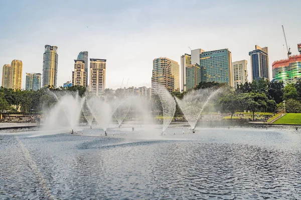 クアラルンプール、マレーシア、2018 年 11 月 18 日: 泉湖の夕方近くツインタワーで背景に市と。クアラルンプール、マレーシア — ストック写真