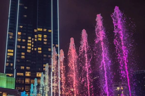 Kolorowa fontanna na jeziorze w nocy, w pobliżu Twin Towers z miasta na tle. Kuala Lumpur, Malezja — Zdjęcie stockowe