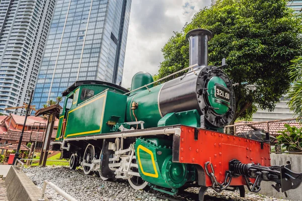 Train vintage sur fond de gratte-ciel en Malaisie Kuala Lumpur — Photo
