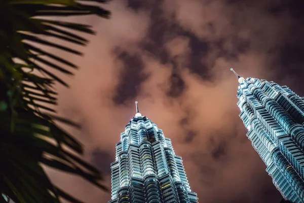 MALAYSIA, KUALA LUMPUR - Novembro 2018: KL skyline cidade moderna com Patronas Torres Gêmeas marco — Fotografia de Stock