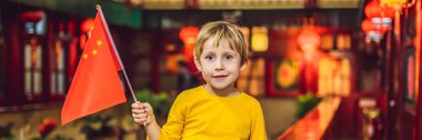 Tatil Çin'de zevk. Mutlu turist çocuk Çinli bir arka plan üzerinde Çince bayraklı. Çin'e çocuk kavramı ile seyahat. Vize ücretsiz transit 72 saat, Çin büyük, uzun biçimde 144 saat