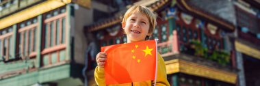 Tatil Çin'de zevk. Eski Çin Caddesi'nin arka plan Ulusal Çin bayrağını genç çocuk. Çin kavramı için seyahat. Vize ücretsiz transit 72 saat, Çin büyük, 144 saat uzun